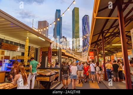 Queen Victoria Nacht Markt für den Sommer mit Wolkenkratzern im Hintergrund in Melbourne, Australien Stockfoto