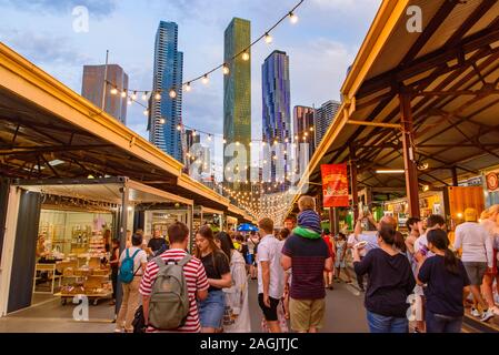 Queen Victoria Nacht Markt für den Sommer mit Wolkenkratzern im Hintergrund in Melbourne, Australien Stockfoto