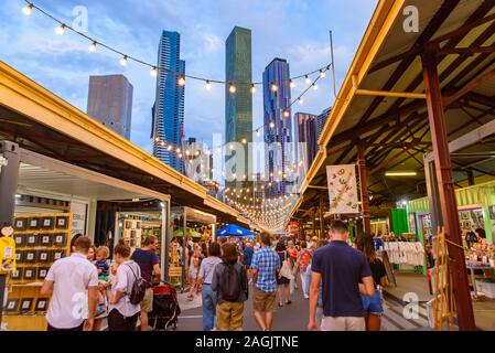 Queen Victoria Nacht Markt für den Sommer mit Wolkenkratzern im Hintergrund in Melbourne, Australien Stockfoto