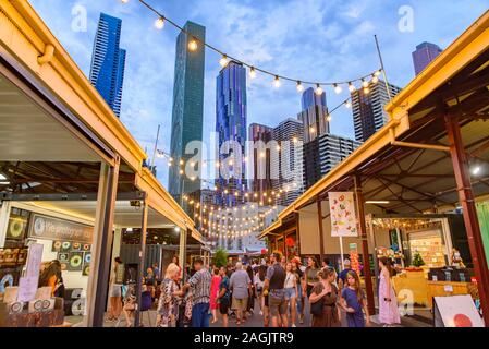 Queen Victoria Nacht Markt für den Sommer mit Wolkenkratzern im Hintergrund in Melbourne, Australien Stockfoto