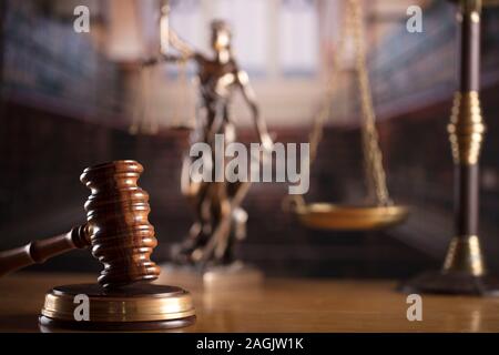 Richterkonzept. Gavel des Richters, Maßstab der Gerechtigkeit und Themis-Statue in der alten Hofbibliothek. Stockfoto