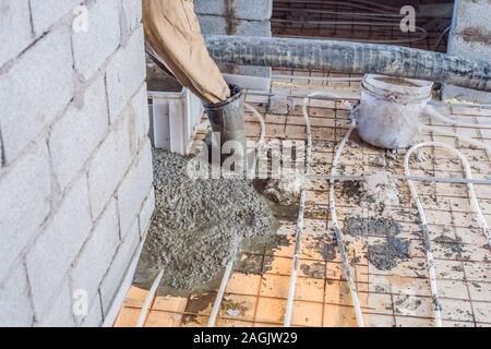 Installateur montiert Fußbodenheizung. Heizung und Fußbodenheizung Stockfoto