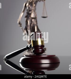 Gesetz Konzept. Zusammensetzung von Recht und Gerechtigkeit Symbole. Hammer und Themis Statue. Stockfoto