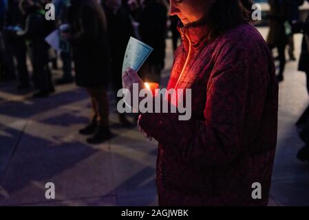 Philadelphia, USA. Dezember, 2019 19. Philadelphians versammelt in Temperaturen unter dem Gefrierpunkt für eine jährliche Obdachlose Denkmal für das Leben der Bürger, die im vergangenen Jahr gestorben sind, und fordert alle Amerikaner zur Beendigung der Obdachlosigkeit zu ehren. Quelle: Chris Baker Evens/Alamy Leben Nachrichten. Stockfoto