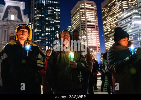 Philadelphia, USA. Dezember, 2019 19. Philadelphians versammelt in Temperaturen unter dem Gefrierpunkt für eine jährliche Obdachlose Denkmal für das Leben der Bürger, die im vergangenen Jahr gestorben sind, und fordert alle Amerikaner zur Beendigung der Obdachlosigkeit zu ehren. Quelle: Chris Baker Evens/Alamy Leben Nachrichten. Stockfoto