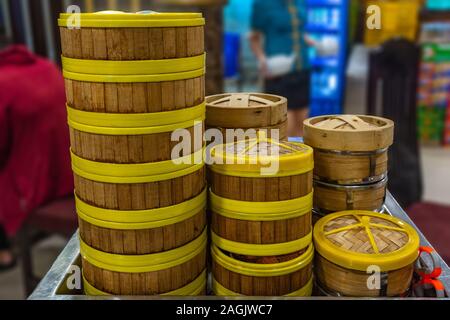 Stapel der Bambus dimsum Dampfgarer Boxen in der chinesischen Restaurant Stockfoto