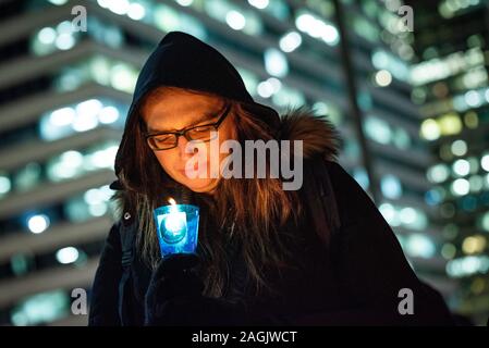 Philadelphia, USA. Dezember, 2019 19. Philadelphians versammelt in Temperaturen unter dem Gefrierpunkt für eine jährliche Obdachlose Denkmal für das Leben der Bürger, die im vergangenen Jahr gestorben sind, und fordert alle Amerikaner zur Beendigung der Obdachlosigkeit zu ehren. Quelle: Chris Baker Evens/Alamy Leben Nachrichten. Stockfoto