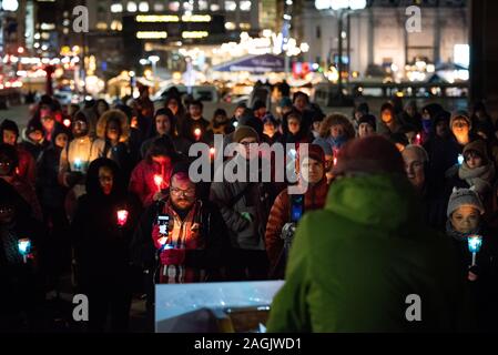 Philadelphia, USA. Dezember, 2019 19. Philadelphians versammelt in Temperaturen unter dem Gefrierpunkt für eine jährliche Obdachlose Denkmal für das Leben der Bürger, die im vergangenen Jahr gestorben sind, und fordert alle Amerikaner zur Beendigung der Obdachlosigkeit zu ehren. Quelle: Chris Baker Evens/Alamy Leben Nachrichten. Stockfoto