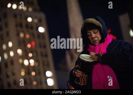 Philadelphia, USA. Dezember, 2019 19. Philadelphians versammelt in Temperaturen unter dem Gefrierpunkt für eine jährliche Obdachlose Denkmal für das Leben der Bürger, die im vergangenen Jahr gestorben sind, und fordert alle Amerikaner zur Beendigung der Obdachlosigkeit zu ehren. Quelle: Chris Baker Evens/Alamy Leben Nachrichten. Stockfoto