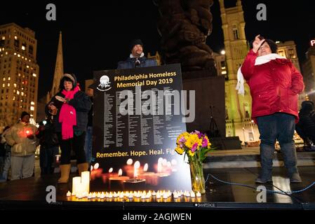 Philadelphia, USA. Dezember, 2019 19. Philadelphians versammelt in Temperaturen unter dem Gefrierpunkt für eine jährliche Obdachlose Denkmal für das Leben der Bürger, die im vergangenen Jahr gestorben sind, und fordert alle Amerikaner zur Beendigung der Obdachlosigkeit zu ehren. Quelle: Chris Baker Evens/Alamy Leben Nachrichten. Stockfoto