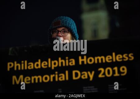 Philadelphia, USA. Dezember, 2019 19. Philadelphians versammelt in Temperaturen unter dem Gefrierpunkt für eine jährliche Obdachlose Denkmal für das Leben der Bürger, die im vergangenen Jahr gestorben sind, und fordert alle Amerikaner zur Beendigung der Obdachlosigkeit zu ehren. Quelle: Chris Baker Evens/Alamy Leben Nachrichten. Stockfoto