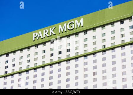 Park MGM sign auf Hotel, Casino, Unterhaltung und Shopping Promenade Fassade und Äußeren als von Las Vegas Strip in Las Vegas, Nevada, USA gesehen - Dez Stockfoto