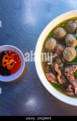 Vietnamesische Rinderfilet und Fleischbällchen Nudelsuppe - Pho Bo Stockfoto