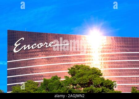 Helles Sonnenlicht reflektiert in der modernen Fassade des Encore Luxus Hotel und Casino in Las Vegas Strip in Las Vegas, Nevada, USA gesehen - Dezember, 2019 Stockfoto