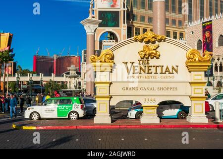 Autos wartet auf Menschen überqueren die Straße in der Nähe des Venezianischen Resort, Hotel, Casino Außenwerbung - Las Vegas, Nevada, USA - Dezember, 2019 Stockfoto