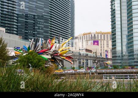 Blick auf urbane Stadtbild an Vdara und Aria Resorts. Grünes Gras und Bäume Landschaft. High Rise Hotel Towers. Taxi Linie warten auf Passagiere - Las Veg Stockfoto