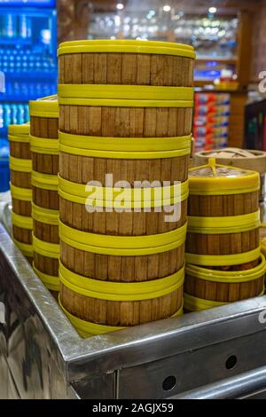 Stapel von dimsum Dampfgarer Bambus Boxen in Hong Kong Restaurant Stockfoto