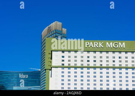 Angesichts der hohen Anstieg Luxus Hotel Towers auf dem Las Vegas Strip: MGM Park, Vdara Aria - Las Vegas, Nevada, USA - Dezember, 2019 Stockfoto