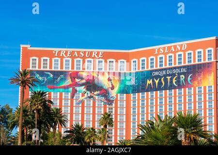 Treasure Island Luxus Hotel und Casino Resort Fassade und außen an einem sonnigen Tag wie von Las Vegas Strip in Las Vegas, Nevada, USA gesehen - Dezember, 2019 Stockfoto