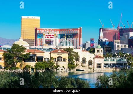 Blick auf den Springbrunnen des Bellagio See von Luxus Hotels, Resorts und Kasinos in Las Vegas, Nevada, USA umgeben - Dezember, 2019 Stockfoto