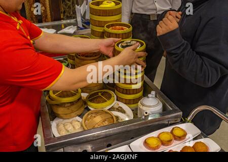 Kellnerin catering dimsum in Bambus steamer Boxen in der chinesischen Restaurant Stockfoto