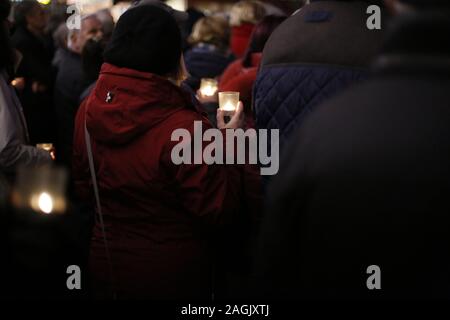 Berlin, Deutschland. 19 Dez, 2019. Drei Jahre nach der islamistischen Anschlag auf der Weihnachtsmarkt an der Gedächtniskirche, Berlin dachte an die Opfer des Terrors. Trauernde versammelten sich am Denkmal auf dem Breitscheidplatz und legten Kränze, Kerzen angezündet. Diese enthalten die Opfer von Terrorismus und Erste Hilfe von der Polizei, Feuerwehr und Schausteller. Der Regierende Buergermeister von Berlin, Michael Müller (SPD) nahm an der Gedenkveranstaltung. (Foto von Simone Kuhlmey/Pacific Press) Quelle: Pacific Press Agency/Alamy leben Nachrichten Stockfoto