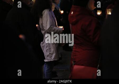 Berlin, Deutschland. 19 Dez, 2019. Drei Jahre nach der islamistischen Anschlag auf der Weihnachtsmarkt an der Gedächtniskirche, Berlin dachte an die Opfer des Terrors. Trauernde versammelten sich am Denkmal auf dem Breitscheidplatz und legten Kränze, Kerzen angezündet. Diese enthalten die Opfer von Terrorismus und Erste Hilfe von der Polizei, Feuerwehr und Schausteller. Der Regierende Buergermeister von Berlin, Michael Müller (SPD) nahm an der Gedenkveranstaltung. (Foto von Simone Kuhlmey/Pacific Press) Quelle: Pacific Press Agency/Alamy leben Nachrichten Stockfoto