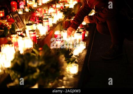 Berlin, Deutschland. 19 Dez, 2019. Drei Jahre nach der islamistischen Anschlag auf der Weihnachtsmarkt an der Gedächtniskirche, Berlin dachte an die Opfer des Terrors. Trauernde versammelten sich am Denkmal auf dem Breitscheidplatz und legten Kränze, Kerzen angezündet. Diese enthalten die Opfer von Terrorismus und Erste Hilfe von der Polizei, Feuerwehr und Schausteller. Der Regierende Buergermeister von Berlin, Michael Müller (SPD) nahm an der Gedenkveranstaltung. (Foto von Simone Kuhlmey/Pacific Press) Quelle: Pacific Press Agency/Alamy leben Nachrichten Stockfoto