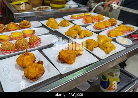 Gebratene Knödel und ei Torten in Hongkong dimsum Restaurant Stockfoto