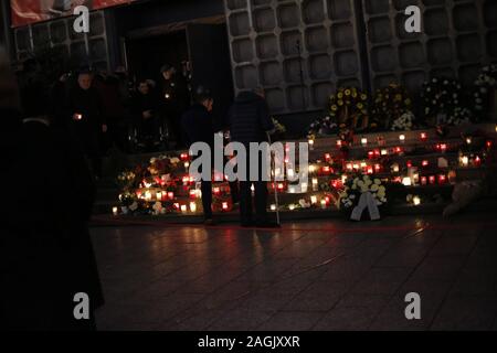 Berlin, Deutschland. 19 Dez, 2019. Drei Jahre nach der islamistischen Anschlag auf der Weihnachtsmarkt an der Gedächtniskirche, Berlin dachte an die Opfer des Terrors. Trauernde versammelten sich am Denkmal auf dem Breitscheidplatz und legten Kränze, Kerzen angezündet. Diese enthalten die Opfer von Terrorismus und Erste Hilfe von der Polizei, Feuerwehr und Schausteller. Der Regierende Buergermeister von Berlin, Michael Müller (SPD) nahm an der Gedenkveranstaltung. (Foto von Simone Kuhlmey/Pacific Press) Quelle: Pacific Press Agency/Alamy leben Nachrichten Stockfoto