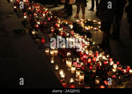 Berlin, Deutschland. 19 Dez, 2019. Drei Jahre nach der islamistischen Anschlag auf der Weihnachtsmarkt an der Gedächtniskirche, Berlin dachte an die Opfer des Terrors. Trauernde versammelten sich am Denkmal auf dem Breitscheidplatz und legten Kränze, Kerzen angezündet. Diese enthalten die Opfer von Terrorismus und Erste Hilfe von der Polizei, Feuerwehr und Schausteller. Der Regierende Buergermeister von Berlin, Michael Müller (SPD) nahm an der Gedenkveranstaltung. (Foto von Simone Kuhlmey/Pacific Press) Quelle: Pacific Press Agency/Alamy leben Nachrichten Stockfoto