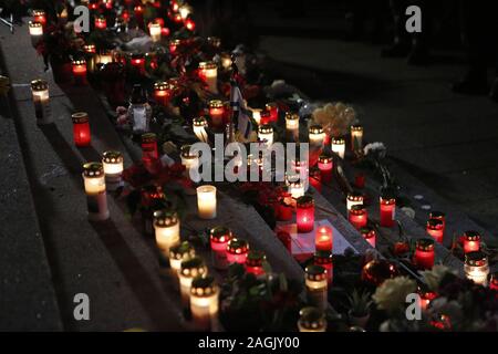 Berlin, Deutschland. 19 Dez, 2019. Drei Jahre nach der islamistischen Anschlag auf der Weihnachtsmarkt an der Gedächtniskirche, Berlin dachte an die Opfer des Terrors. Trauernde versammelten sich am Denkmal auf dem Breitscheidplatz und legten Kränze, Kerzen angezündet. Diese enthalten die Opfer von Terrorismus und Erste Hilfe von der Polizei, Feuerwehr und Schausteller. Der Regierende Buergermeister von Berlin, Michael Müller (SPD) nahm an der Gedenkveranstaltung. (Foto von Simone Kuhlmey/Pacific Press) Quelle: Pacific Press Agency/Alamy leben Nachrichten Stockfoto