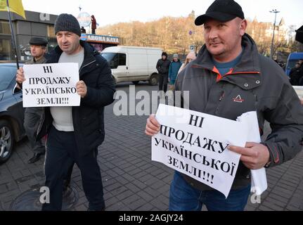 Kiew, Ukraine. 19 Dez, 2019. Demonstrant hält ein Plakat während der Demonstration. Proteste gegen das Gesetz über die Eröffnung des Landes Markt geplant durch das ukrainische Parlament berücksichtigt werden. Credit: SOPA Images Limited/Alamy leben Nachrichten Stockfoto