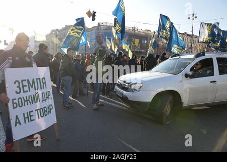 Kiew, Ukraine. 19 Dez, 2019. Demonstrant hält ein Plakat während der Demonstration. Proteste gegen das Gesetz über die Eröffnung des Landes Markt geplant durch das ukrainische Parlament berücksichtigt werden. Credit: SOPA Images Limited/Alamy leben Nachrichten Stockfoto