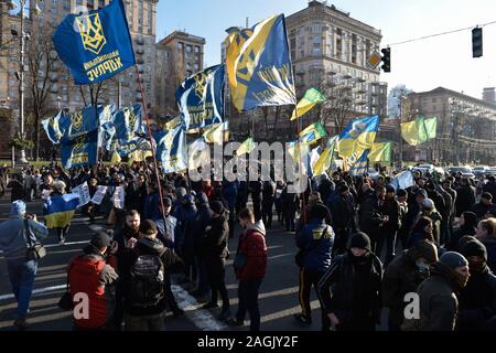 Kiew, Ukraine. 19 Dez, 2019. Masse der Demonstranten mit Flaggen während der Demonstration. Proteste gegen das Gesetz über die Eröffnung des Landes Markt geplant, durch das ukrainische Parlament betrachtet werden. Credit: SOPA Images Limited/Alamy leben Nachrichten Stockfoto