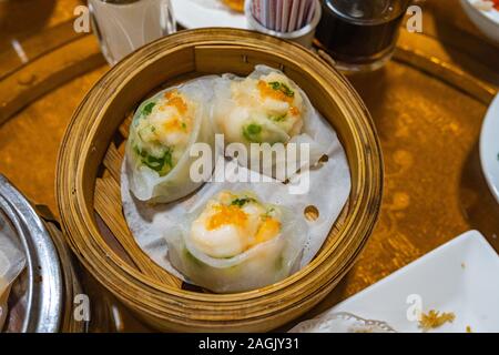 Bunte gedämpfte Garnelen und Schnittlauch gefüllte Knödel in dimsum Restaurant Stockfoto