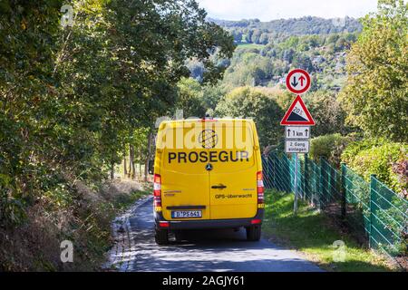 Prosegur Geldtransporter auf einer größeren Steigung auf der Straße im Sächsischen Erzgebirge Switzerland-Eastern Bezirk Stockfoto