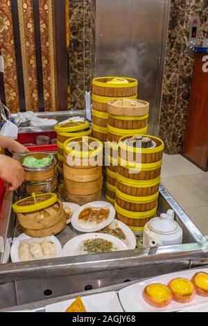 Sortierte dimsum Knödel und rollt auf Chinesisch Bambus steamer Boxen Stockfoto