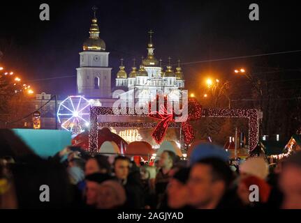 Blick auf St. Michael's Golden-Domed Kloster im Hintergrund während der Zeremonie der wichtigsten Weihnachtsbaum auf St. Sophia in Kiew. Die wichtigsten Weihnachtsbaum des Landes, deren Höhe mehr als 20 Meter hoch, ist mit etwa Tausend themed Spielwaren und ca. 4 km von bunten Girlanden dekoriert, entsprechend dem offiziellen Portal der ukrainischen Hauptstadt. Riesige Figuren der Nussknacker und Helden der animierten Serie über kosaken "Guard" der Weihnachtsbaum. Die Eröffnung der Ukrainischen main Weihnachtsbaum 2020 fand am 19. Dezember auf St. Nikolaus Tag. Stockfoto