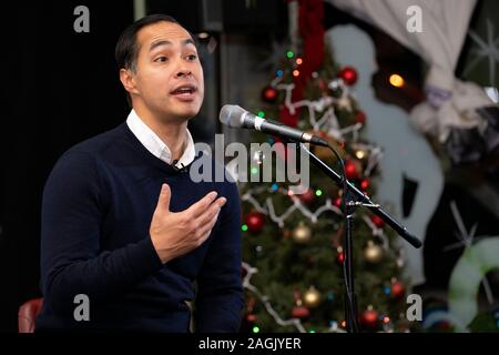 Pasadena, USA. 18 Dez, 2019. PASADENA, Vereinigte Staaten - 18 Dezember 2019: Demokratische Präsidentschaftskandidat, Julian Castro, spricht im Rathaus auf die Arbeiter Solidarität und Gerechtigkeit Migranten in Pasadena, Kalifornien. Castro Met mit seiner Mitglieder der Gemeinschaft an der Job Center vor der Demokratischen Partei Debatte an der Loyola Marymount University gehalten zu werden. Credit: SOPA Images Limited/Alamy leben Nachrichten Stockfoto