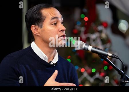 Pasadena, USA. 18 Dez, 2019. PASADENA, Vereinigte Staaten - 18 Dezember 2019: Demokratische Präsidentschaftskandidat, Julian Castro, spricht im Rathaus auf die Arbeiter Solidarität und Gerechtigkeit Migranten in Pasadena, Kalifornien. Castro Met mit seiner Mitglieder der Gemeinschaft an der Job Center vor der Demokratischen Partei Debatte an der Loyola Marymount University gehalten zu werden. Credit: SOPA Images Limited/Alamy leben Nachrichten Stockfoto