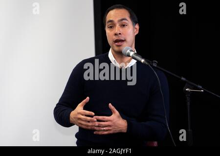 Pasadena, USA. 18 Dez, 2019. PASADENA, Vereinigte Staaten - 18 Dezember 2019: Demokratische Präsidentschaftskandidat, Julian Castro, spricht im Rathaus auf die Arbeiter Solidarität und Gerechtigkeit Migranten in Pasadena, Kalifornien. Castro Met mit seiner Mitglieder der Gemeinschaft an der Job Center vor der Demokratischen Partei Debatte an der Loyola Marymount University gehalten zu werden. Credit: SOPA Images Limited/Alamy leben Nachrichten Stockfoto