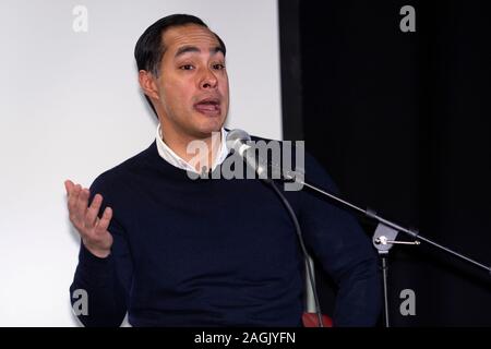 Pasadena, USA. 18 Dez, 2019. PASADENA, Vereinigte Staaten - 18 Dezember 2019: Demokratische Präsidentschaftskandidat, Julian Castro, spricht im Rathaus auf die Arbeiter Solidarität und Gerechtigkeit Migranten in Pasadena, Kalifornien. Castro Met mit seiner Mitglieder der Gemeinschaft an der Job Center vor der Demokratischen Partei Debatte an der Loyola Marymount University gehalten zu werden. Credit: SOPA Images Limited/Alamy leben Nachrichten Stockfoto