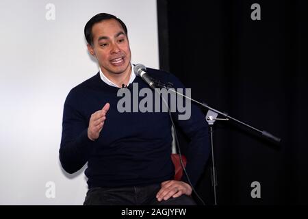 Pasadena, USA. 18 Dez, 2019. PASADENA, Vereinigte Staaten - 18 Dezember 2019: Demokratische Präsidentschaftskandidat, Julian Castro, spricht im Rathaus auf die Arbeiter Solidarität und Gerechtigkeit Migranten in Pasadena, Kalifornien. Castro Met mit seiner Mitglieder der Gemeinschaft an der Job Center vor der Demokratischen Partei Debatte an der Loyola Marymount University gehalten zu werden. Credit: SOPA Images Limited/Alamy leben Nachrichten Stockfoto