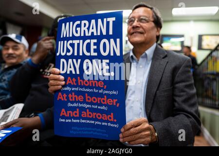 Pasadena, USA. 18 Dez, 2019. PASADENA, Vereinigte Staaten - 18 Dezember 2019: ein Mann hält ein Plakat als Demokratische Präsidentschaftskandidat, Julian Castro, spricht im Rathaus auf die Arbeiter Solidarität und Gerechtigkeit Migranten in Pasadena, Kalifornien. Castro Met mit seiner Mitglieder der Gemeinschaft an der Job Center vor der Demokratischen Partei Debatte an der Loyola Marymount University gehalten zu werden. Credit: SOPA Images Limited/Alamy leben Nachrichten Stockfoto