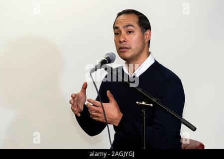 Pasadena, USA. 18 Dez, 2019. PASADENA, Vereinigte Staaten - 18 Dezember 2019: Demokratische Präsidentschaftskandidat, Julian Castro, spricht im Rathaus auf die Arbeiter Solidarität und Gerechtigkeit Migranten in Pasadena, Kalifornien. Castro Met mit seiner Mitglieder der Gemeinschaft an der Job Center vor der Demokratischen Partei Debatte an der Loyola Marymount University gehalten zu werden. Credit: SOPA Images Limited/Alamy leben Nachrichten Stockfoto