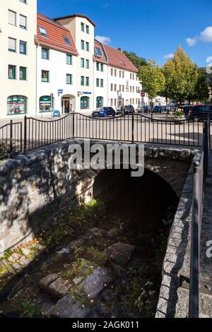 Die prießnitz strömt durch das Stadtzentrum von Glashutte in der Muglitztal Stockfoto