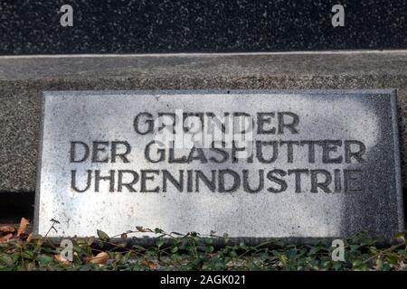 Denkmal zu Ehren des Gründers uhrmachermeisterin Ferdinand Adolph Lange der Uhrenindustrie in Glashutte Stockfoto