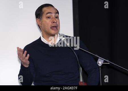 Pasadena, USA. 15 Mär, 2019. Demokratische Präsidentschaftskandidat, Julian Castro, spricht im Rathaus auf die Arbeiter Solidarität und Gerechtigkeit Migranten in Pasadena, Kalifornien. Castro Met mit seiner Mitglieder der Gemeinschaft an der Job Center vor der Demokratischen Partei Debatte an der Loyola Marymount University gehalten zu werden. Credit: Ronen Tivony/SOPA Images/ZUMA Draht/Alamy leben Nachrichten Stockfoto