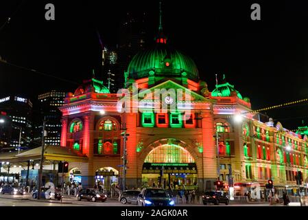 Der Flinders Street Bahnhof mit Weihnachten Licht Projektion in Melbourne, Australien Stockfoto